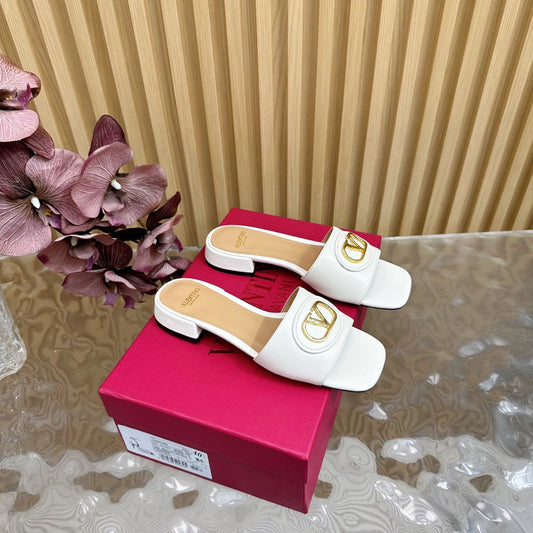 sandals chic